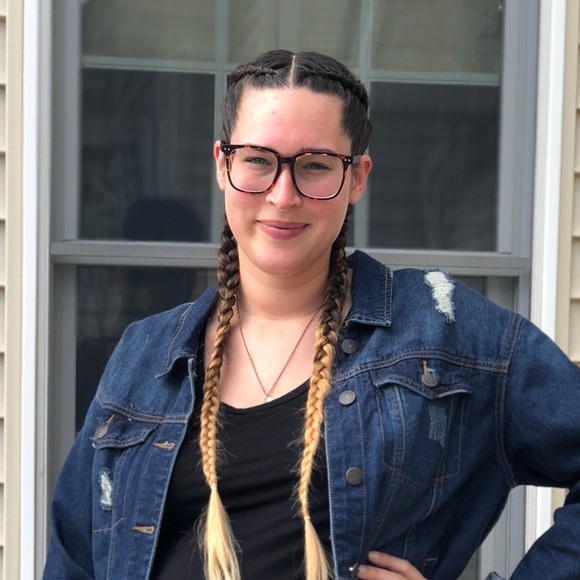 Profile Picture of Kim Schmidt (@kimclervois) on Poshmark