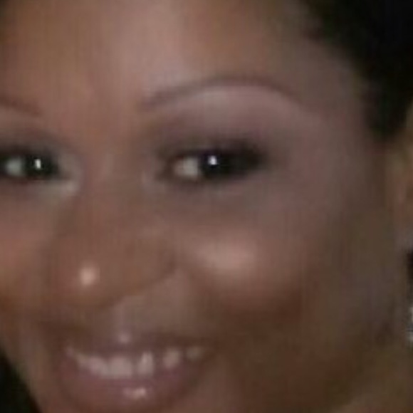 Profile Picture of Sandra Thomas (@savor43) on Poshmark