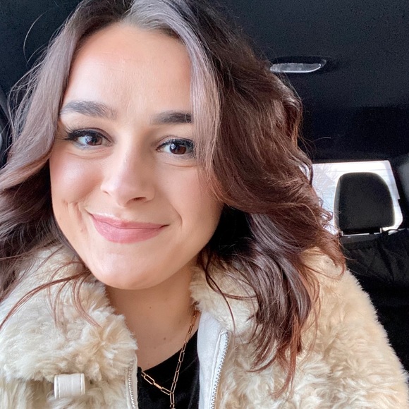 Profile Picture of Alexandria Wilcox (@alexandria2394) on Poshmark