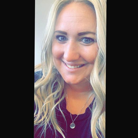 Profile Picture of Rachelle Driesenga (@shelllynn19) on Poshmark