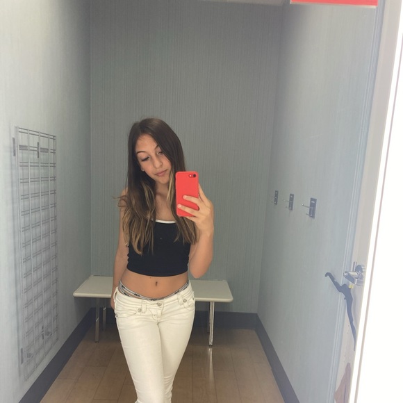Profile Picture of Bella Eulo (@beulo) on Poshmark