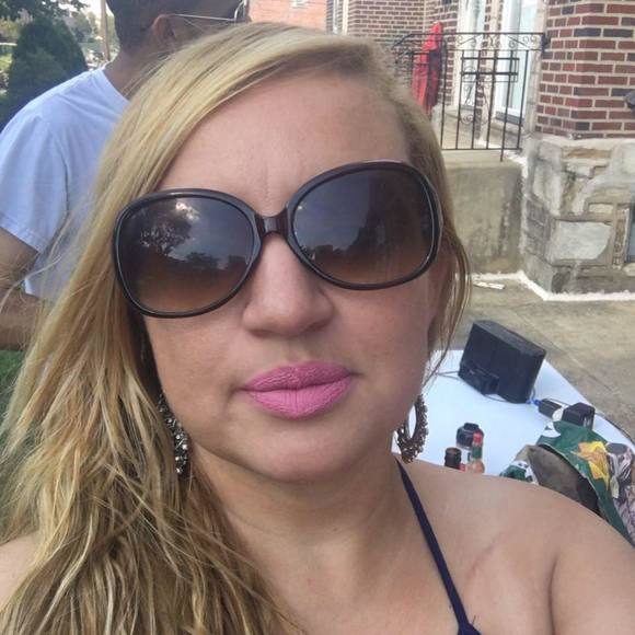 Profile Picture of Roberta Severino (@robertaseverino) on Poshmark