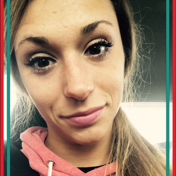 Profile Picture of Danielle Baldridge (@dbaldridge) on Poshmark