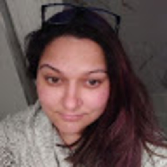 Profile Picture of Shawna Fernandes (@shawnafernandes) on Poshmark