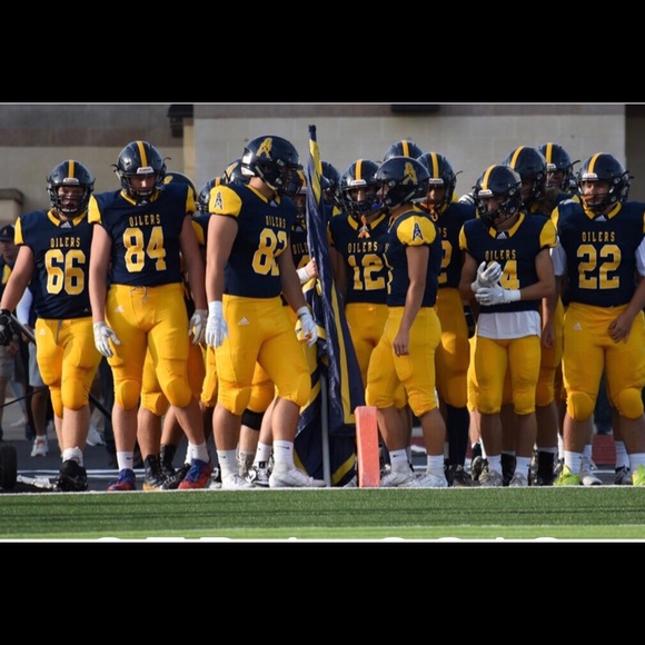 Profile Picture of Tyler Huenemann (@tylerhuenemann) on Poshmark