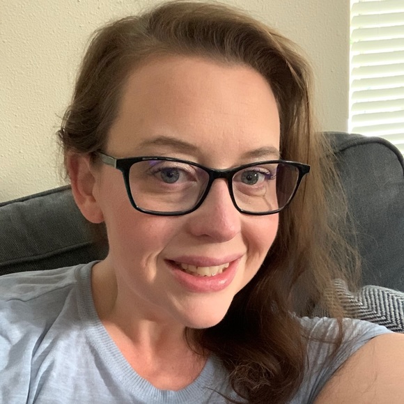 Profile Picture of Andrea Asher (@andiash216) on Poshmark