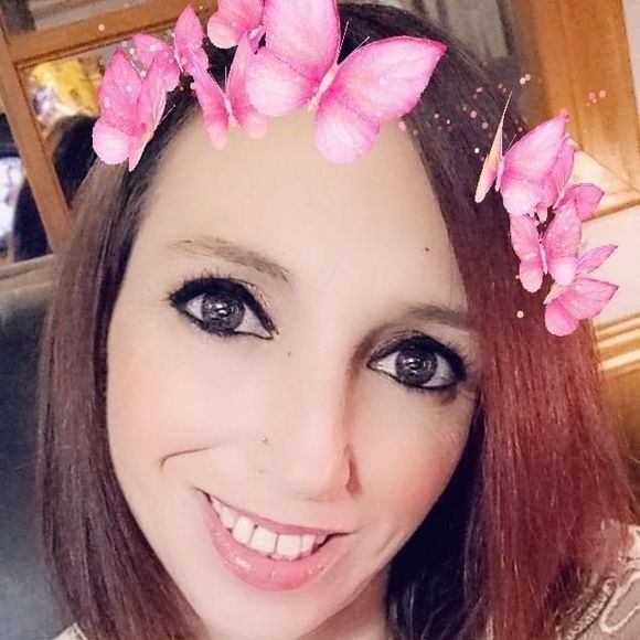 Profile Picture of April Fowler (@aprilfowler033) on Poshmark