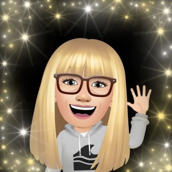 Profile Picture of Amy Rissot (@amyrissot) on Poshmark