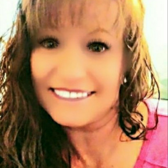 Profile Picture of Fran Whiteaker (@fancypants155) on Poshmark