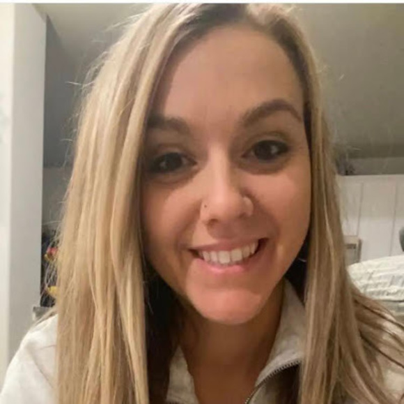 Profile Picture of Alexis Harbin (@alexis_harbin) on Poshmark