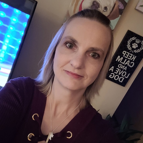 Profile Picture of Bobbi Burdick (@bobbis39) on Poshmark