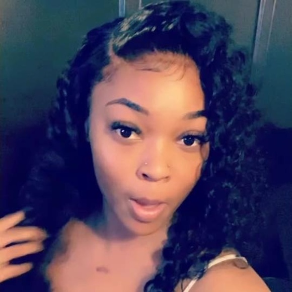 Profile Picture of Alexia Moore (@alexia_moore) on Poshmark