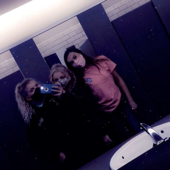 Profile Picture of Emma Vota (@lovelylim) on Poshmark