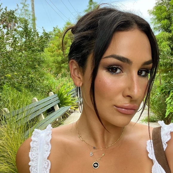 Sophia Becker - Poshmark Profile Picture of Sophia Becker (@sophiabecker42) on Poshmark