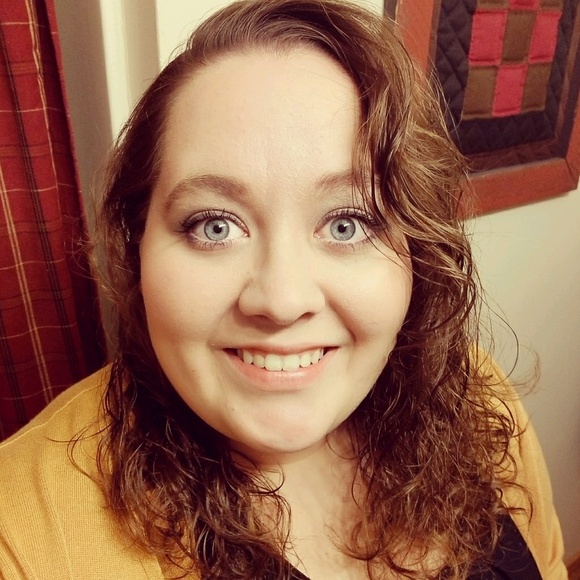 Profile Picture of Stacy Holbrooks (@stacy_holbrooks) on Poshmark