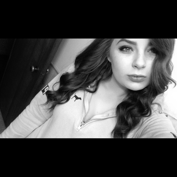 Profile Picture of Makayla Vanderwerf (@kaylarose1216) on Poshmark