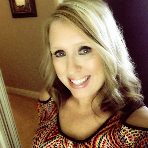 Profile Picture of Angela Stringfellow (@angelastring) on Poshmark