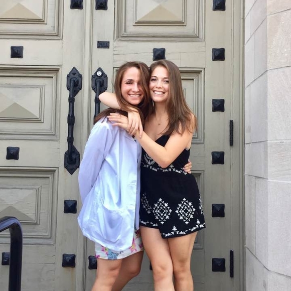 Profile Picture of Lindsay Goldblatt (@lgoldblatt) on Poshmark