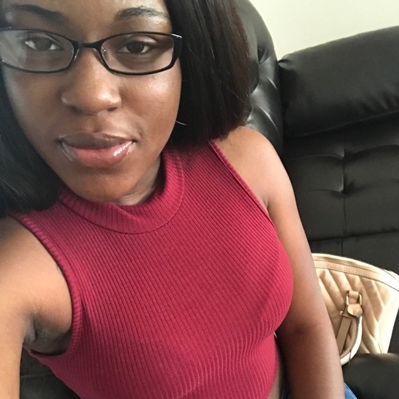 Profile Picture of Sharonica Tolver (@sharonica2019) on Poshmark