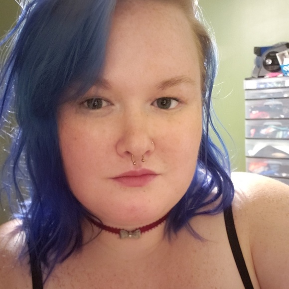 Profile Picture of Mary Carlton (@gingerblukitten) on Poshmark