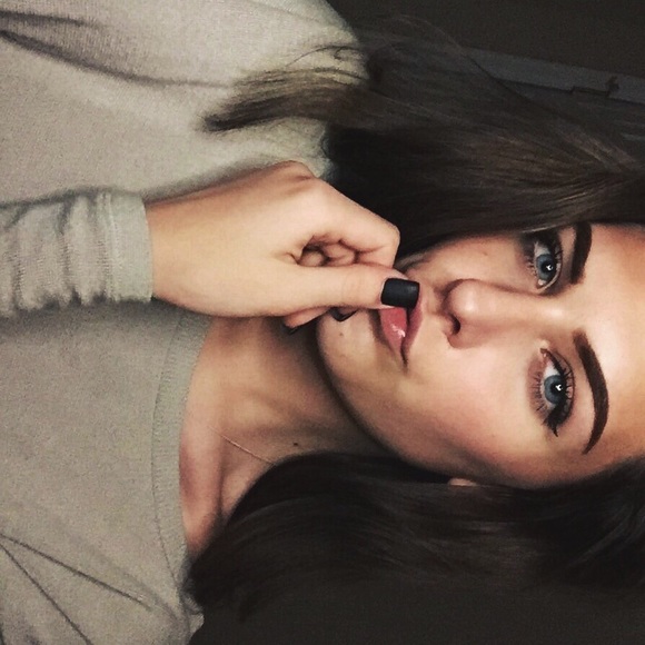 Profile Picture of Camryn Petoskey (@camrynpetoskey) on Poshmark