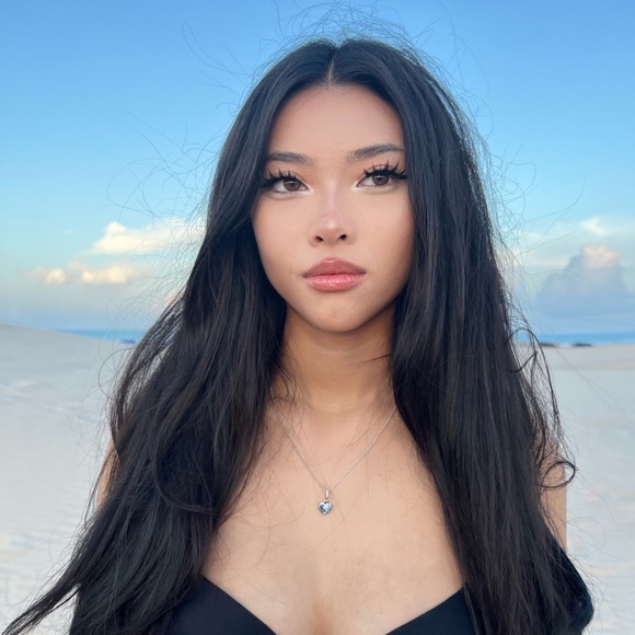 Profile Picture of Cassidy Nguyen (@cassidvy) on Poshmark