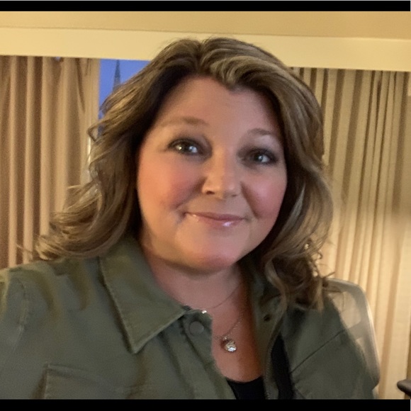 Profile Picture of Jill Heggem (@jheggem) on Poshmark