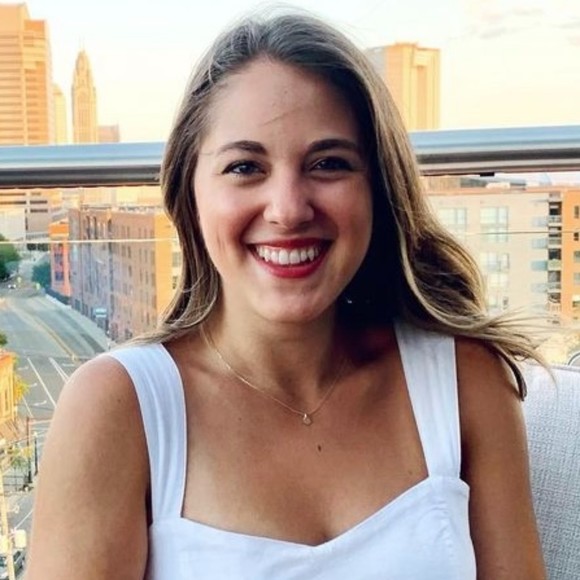 Profile Picture of Alena Oates (@alena_oates) on Poshmark