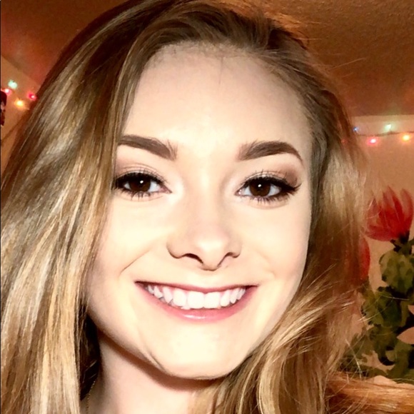 Riley Hulon - Poshmark Profile Picture of Riley Hulon (@rijhulo) on Poshmark