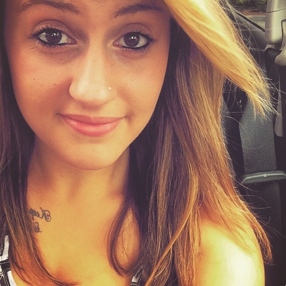 Profile Picture of Marissa Mendelson (@marissamarieexo) on Poshmark
