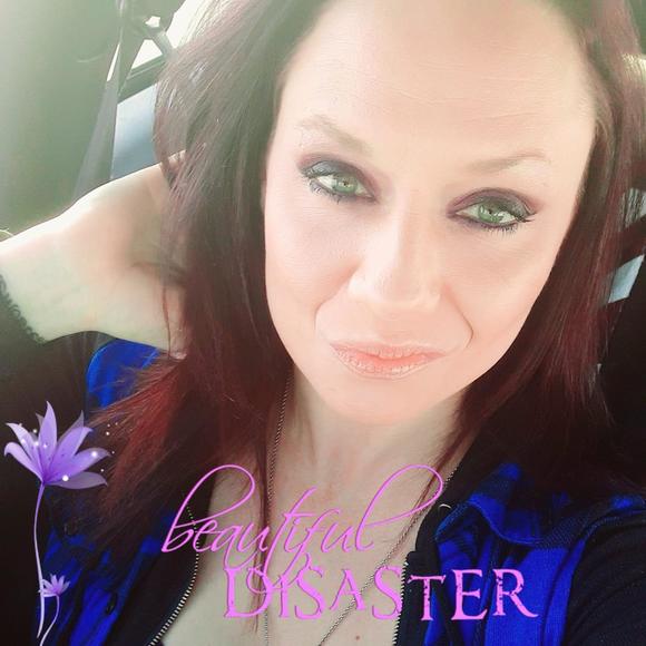 Profile Picture of Amanda Andrews (@andrewsa715) on Poshmark