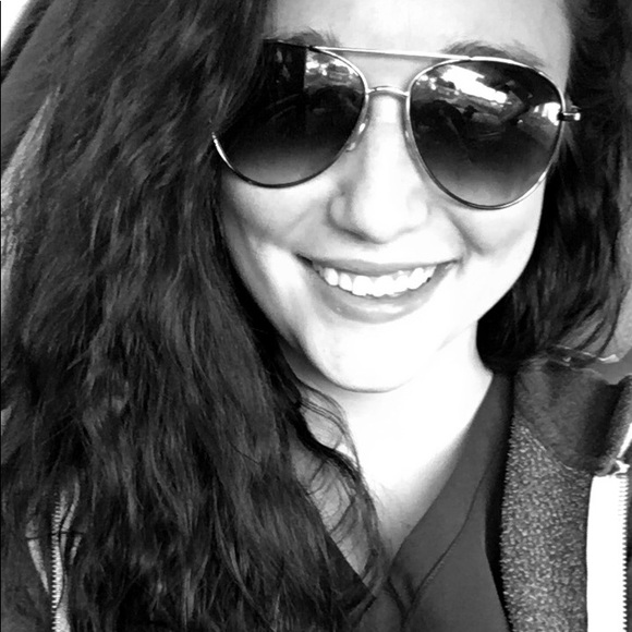 Profile Picture of Chloe Reffit (@itschloenicole) on Poshmark