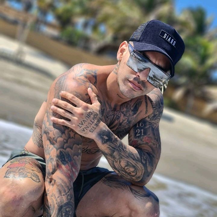 Profile Picture of   es normal... a todas les... (@chavarri.oficial) on Tiktok