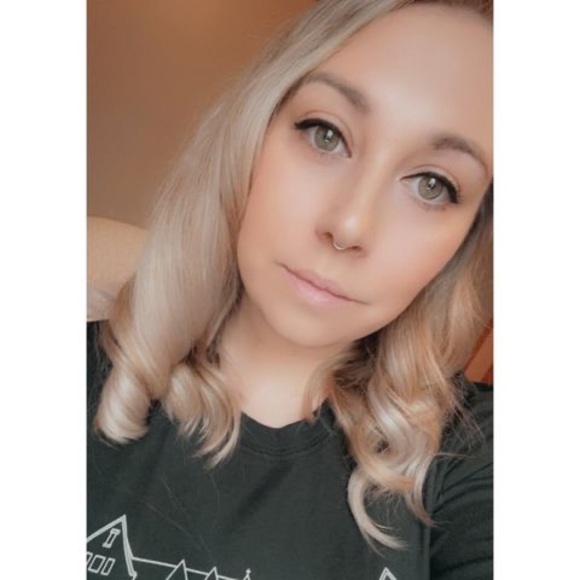 Profile Picture of Lauren Carite (@laurencarite) on Poshmark