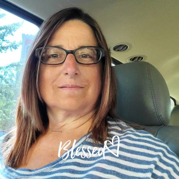 Profile Picture of Karen Harter (@karenharter267) on Poshmark