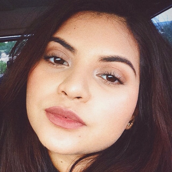 Profile Picture of Melany Gomez (@melanygomez) on Poshmark