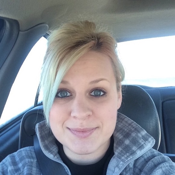 Leah Willemsen - Poshmark Profile Picture of Leah Willemsen (@lmwillemsen) on Poshmark