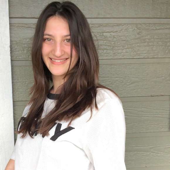 Profile Picture of Stefani Kinzy (@stefanipkinzy) on Poshmark