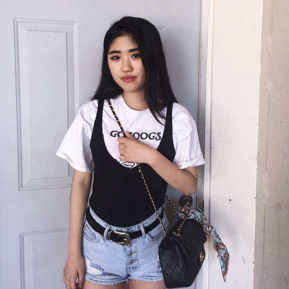 Profile Picture of Vivian Pak (@vivpak) on Poshmark