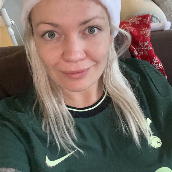 Profile Picture of Joanne Auty (@joanne22490) on Poshmark
