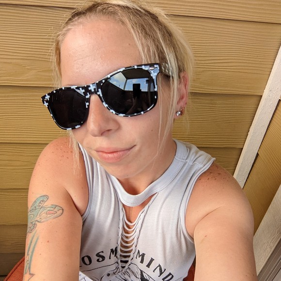 Profile Picture of Taylor Coffin (@taylorcoffin989) on Poshmark
