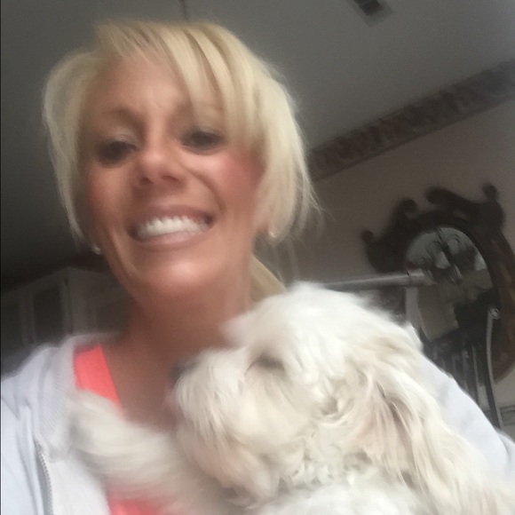 Profile Picture of Tammy Restey (@tammyrestey) on Poshmark