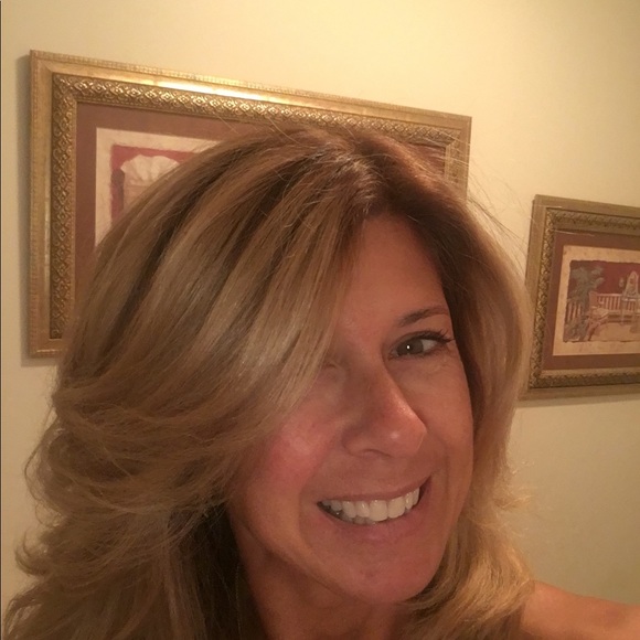 Profile Picture of Lisa Andriole (@lmandriole) on Poshmark
