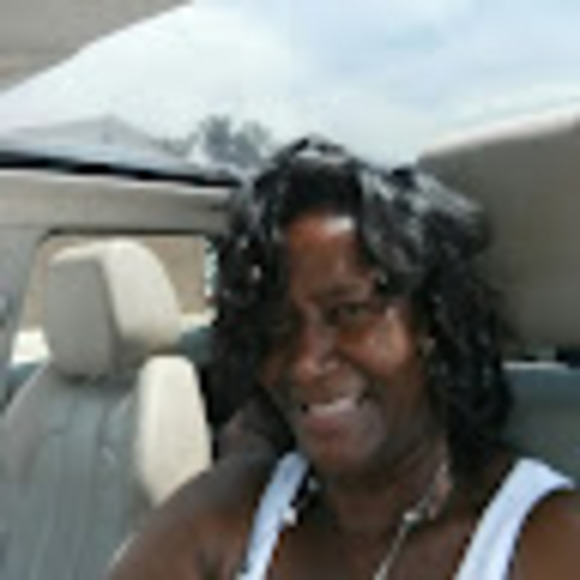 Profile Picture of Linda Schulterbrandt (@ariellawn50) on Poshmark