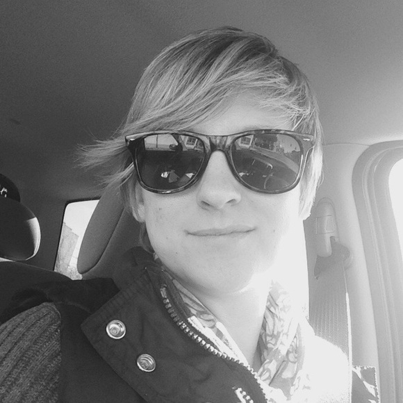 Profile Picture of Lee Bates (@upnorthgirl) on Poshmark