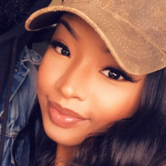 Profile Picture of Gabrielle Lowe (@glowecloset) on Poshmark