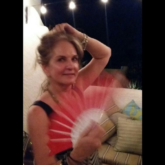 Profile Picture of Tina Hahn (@tinahahn) on Poshmark