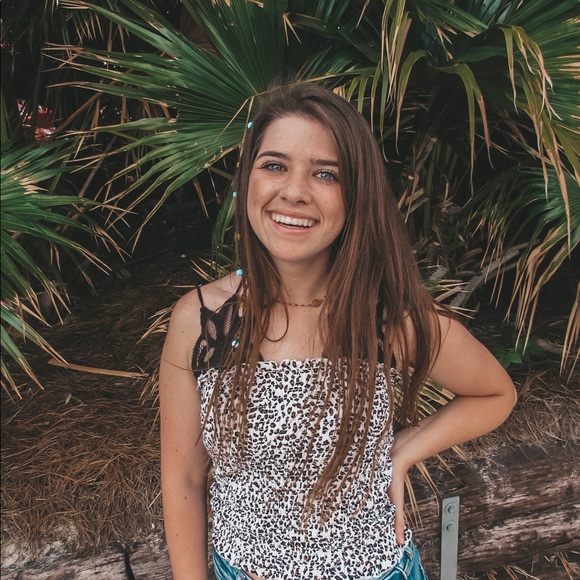 Profile Picture of Chloe Cloninger (@chloe_cloninger) on Poshmark