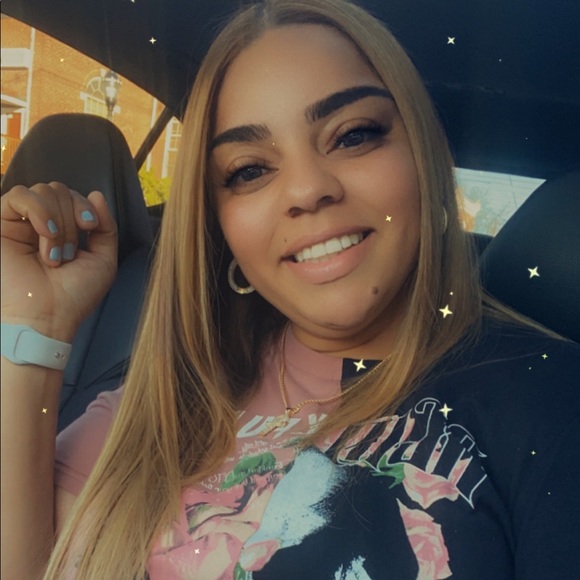 Profile Picture of Estephanie Kuilan (@e_kuilan) on Poshmark