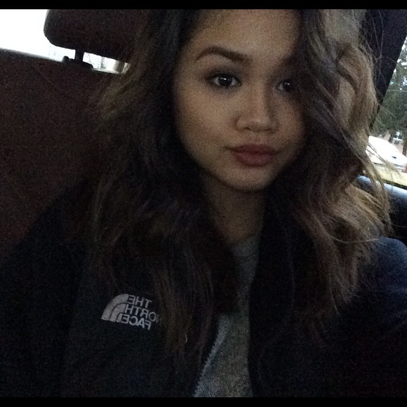 Profile Picture of Leanza Isip (@leanza) on Poshmark